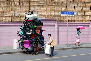 Illustration for article titled Chinese People Pulling Insane Loads
